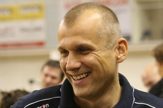 Trener Dariusz Daszkiewicz jest zadowolony, ale trudno się dziwić. Jego drużyna jest beniaminkiem pierwszej ligi, ale odniosła do tej pory w rozgrywkach same zwycięstwa. (Fot. Sławomir Stachura)