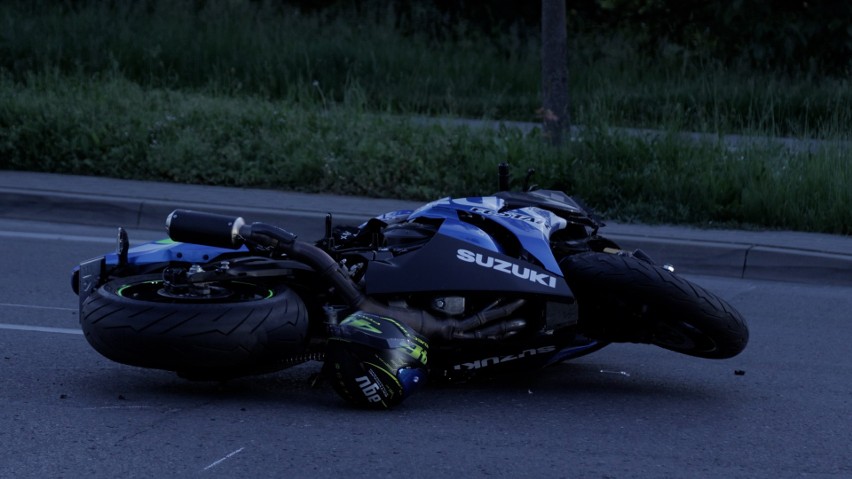 Groźnie wyglądający wypadek z udziałem motocyklisty w Rzeszowie [ZDJĘCIA]