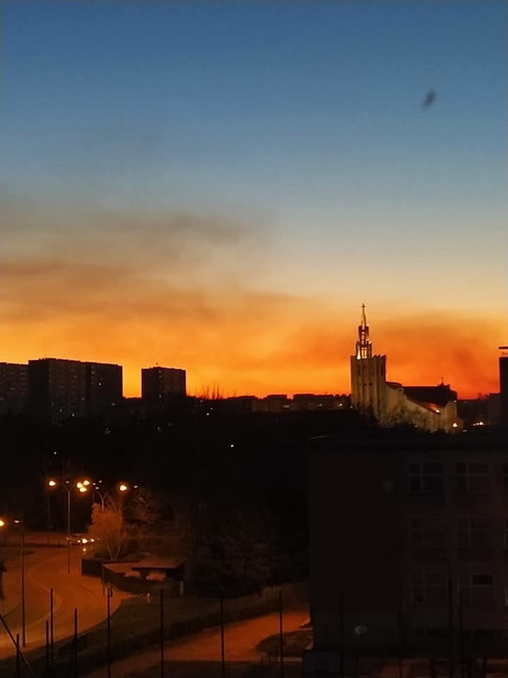 Pożar w Biebrzańskim Parku Narodowym. Chmura dymu dotarła nad Białystok (zdjęcia)