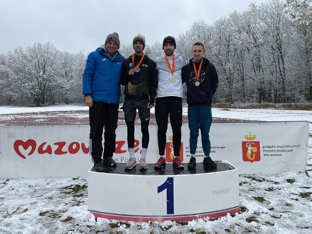 Lekkoatleci RLTL Optimy Radom rywalizowali w mistrzostwach Mazowsza w biegach przełajowych. Zdobyli sporo medali.