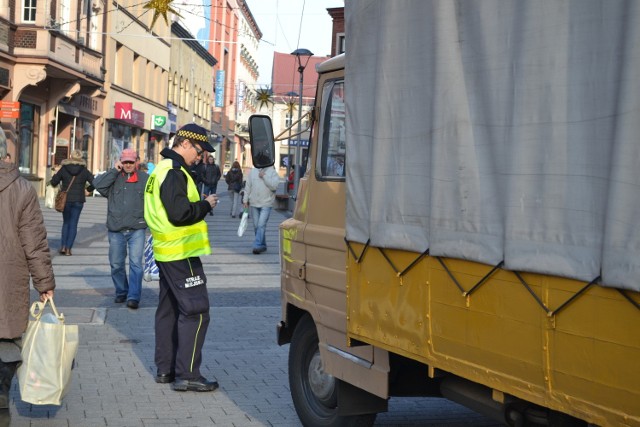 Przez cały dzień po Śródmieściu przechadzają się strażnicy miejscy, którzy kontrolują, czy dostawcy nie przekroczyli czasu