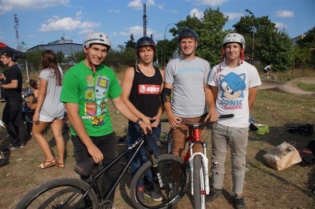 Pierwsze miejsce w kategorii MTB Dirt Pro zajął Marcin Rot, 22-latek z Wrocławia (drugi z prawej).