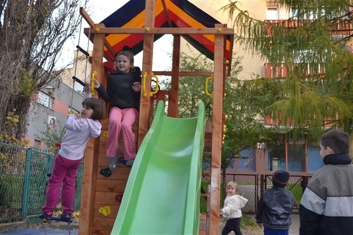 Częstochowa: Arcybiskup Wacław Depo poświęcił nowy plac zabaw dla dzieci [ZDJĘCIA]