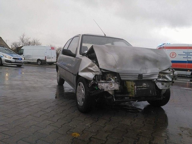 W Chałupach (gmina Świeszyno) zderzyły się dwa auta. Kierowca jednego z nich trafił do szpitala. Kierowca samochodu marki Transit wymusił pierwszeństwo na kierowcy Peugota. Kierowca tego drugie auta trafił do szpitala. Ma uszkodzony mostek. Zdarzenie zostanie zakwalifikowane jako wypadek.