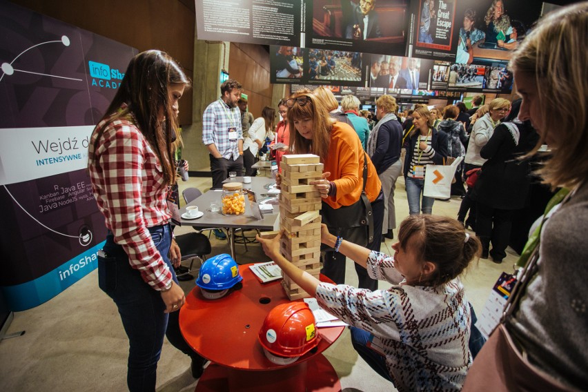 VI edukacyjna konferencja BeZee startuje w środę 18.11.2020 i potrwa trzy dni, tym razem w internecie. Tematem nauka w czasie pandemii