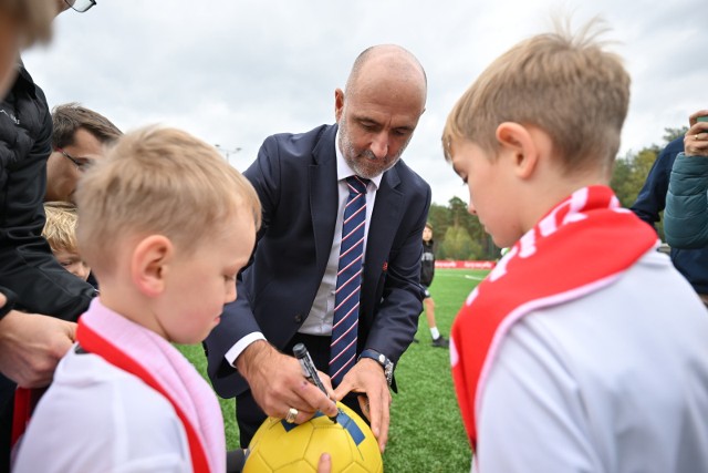 Fot. Trener reprezentacji Polski rozdaje autografy podczas briefingu prasowego ministerstwa sportu i turystyki