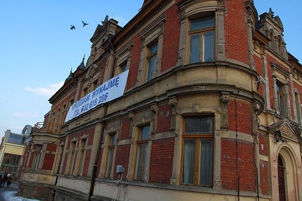 Pałacyk zbudował Eugeniusz Becker w 1902 roku. Teraz budynek należy do właściciela spółki Barter, importującej i dystrybuującej gaz. Niewykluczone, że niedługo przejdzie w kolejne ręce.