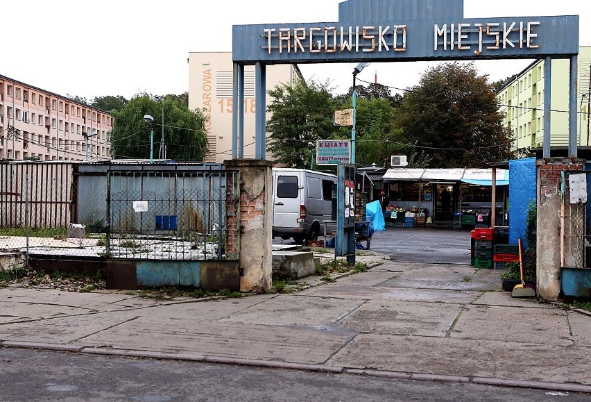 Remont targowiska w Dąbiu. Obiekt nie będzie już straszyć [zdjęcia]