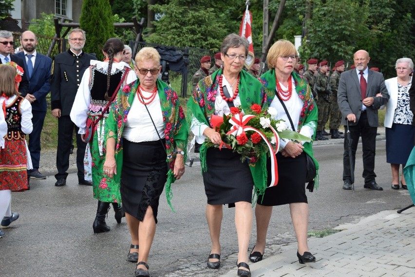 Pamięć o pacyfikacji wioski. W 75. rocznicę zamieszczono tablicę z nazwiskami mieszkańców [ZDJĘCIA]