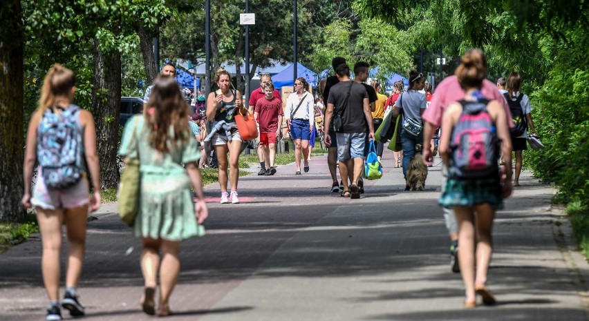 Tłumy spacerowiczów i plażowiczów w Trójmieście 4.07.2020