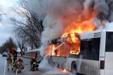 Pożar autobusu na alei Niepodległości w Skarżysku. Pasażerowie w porę uciekli. Zobacz zdjęcia i wideo 