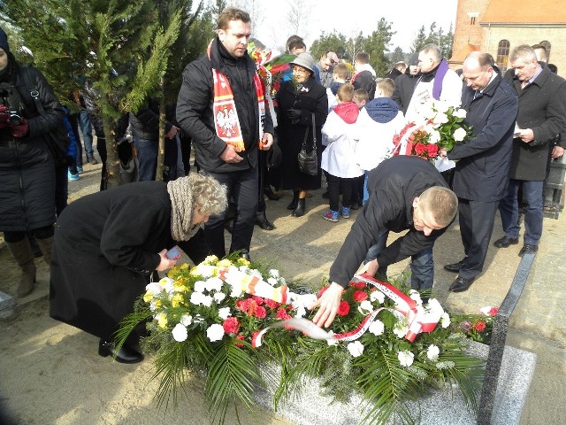 Kibice składają kwiaty na nowym grobie żołnierza Edwarda Hajduka w Zapceniu