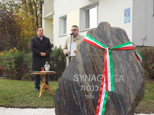 Arkadiusz Grzechociński i Leszek Rybka przy obelisku upamiętniającym synagogę.