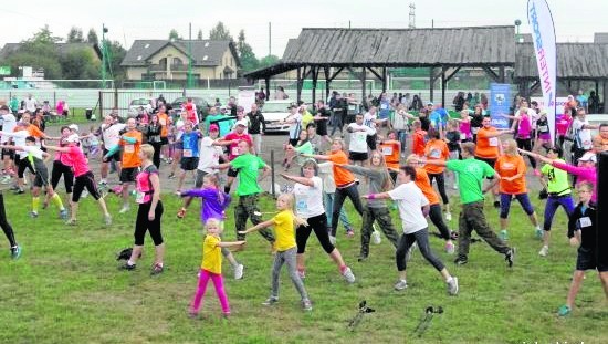 Rozgrzewka na zieloneckim boisku przed marchewkowym półmaratonem