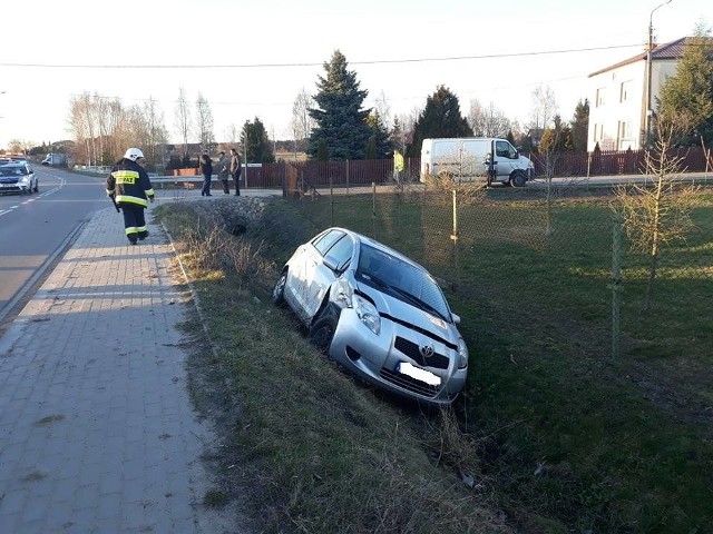 Na skrzyżowaniu ulicy Królewskiej z ulicą Spacerową w Dobrzyniewie Fabrycznym doszło do zderzenia dwóch samochodów osobowych.
