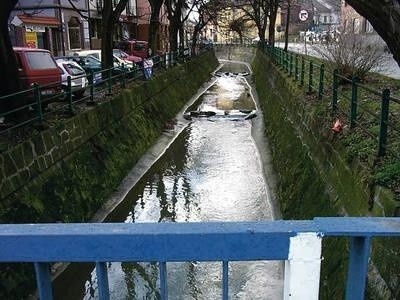 Przepływająca przez centrum Myslenic Bysinka rok temu w wakacje wystąpiła z brzegów, zalewając miasto. Obecnie płynie spokojnie i leniwie. Fot. Maciej Hołuj