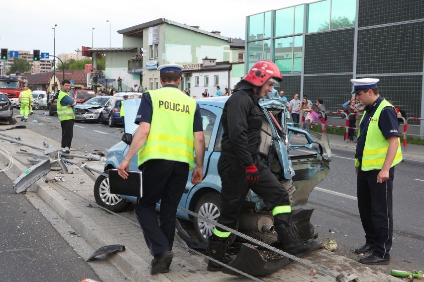 Kraków. Wypadek na Ruczaju, ciężarówka staranowała kilkanaście aut. Są ranni [ZDJĘCIA, WIDEO]