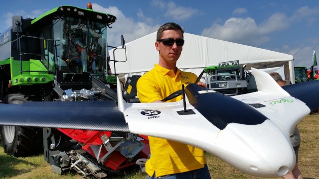 - Pierwsze latające drony już pracują na polach. W przyszłości będzie ich więcej - przekonuje Michał Prądzyński, zawodowy pilot drona.