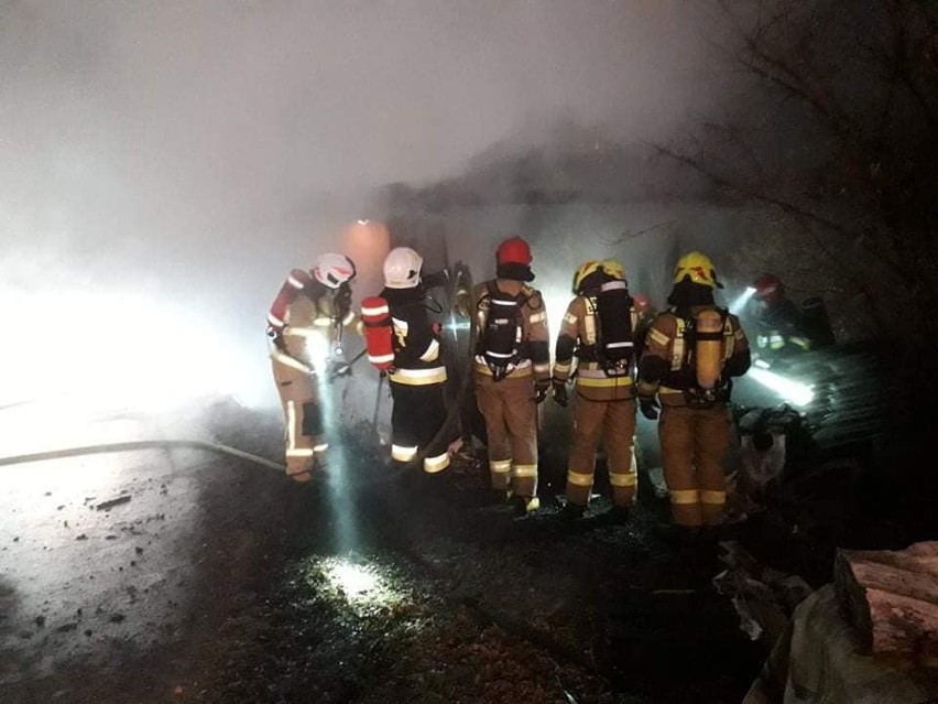 Tragedia pod Limanową. W pożarze domku letniskowego w Makowicy zginął 65-letni mężczyzna. Strażacy znaleźli zwęglone zwłoki [ZDJĘCIA]