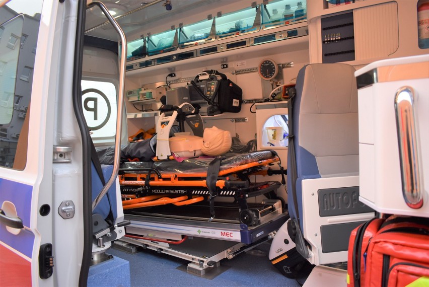 Szpital w Oświęcimiu dostał nowy ambulans dla pogotowia ratunkowego. Pojazd kosztował 440 tys. złotych [ZDJĘCIA]