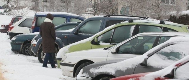 Mieszkańcy północnych osiedli Kielc boją się, że gdy rano wyjdą z domu, zastaną samochody "na kapciu&#8221;. 