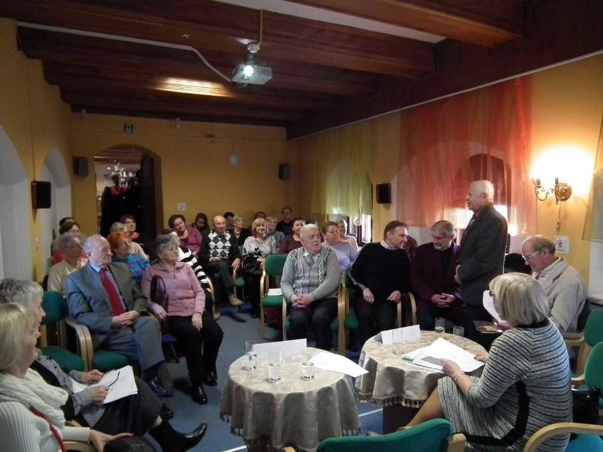 Seniorzy, słuchacze UTW, prezentują swoją poezję szerszemu...
