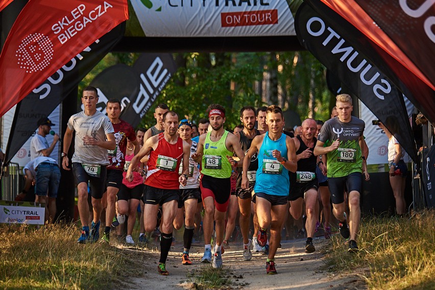 Biegacze rywalizowali w zawodach City Trail On Tour nad Zalewem Zemborzyckim. Zobacz zdjęcia