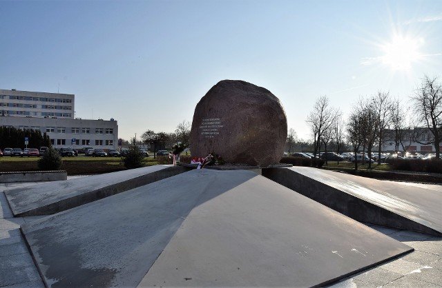 "W stulecie działalności PCK w Inowrocławiu. Pamięci tych, dla których dobro drugiego człowieka jest dobrem najwyższym. 1919-02019". Taki napis umieszczono na odsłoniętym (dokonali tego prezes inowrocławskiego PCK Robert Drogowski oraz członek Zarządu Powiatu Włodzimierz Figas) 6 grudnia pomniku-głazie, w sąsiedztwie Szpitala Wielospecjalistycznego w Inowrocławiu. Wcześniej odbyła się uroczystość, podczas której wyróżniono osoby zasłużone dla PCK w Inowrocławiu.