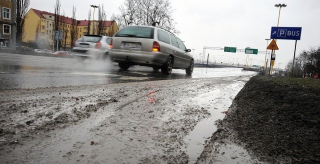 Wysprzątać trzeba też ulice &#8211; tak wyglądają po tym, jak śnieg stopniał.