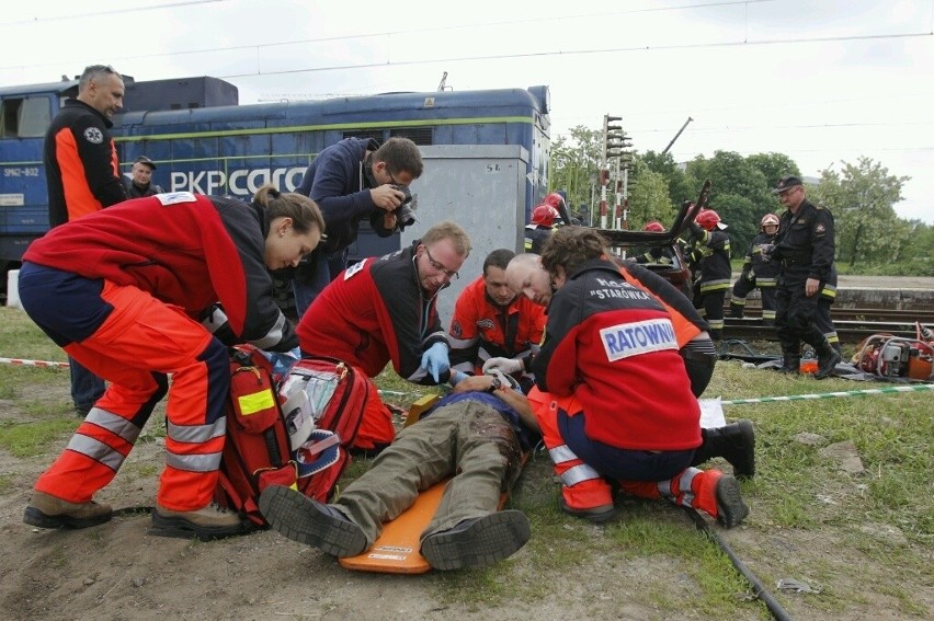 Wrocław: Wypadek na przejeździe kolejowym na Muchoborze (ĆWICZENIA, ZDJĘCIA) 