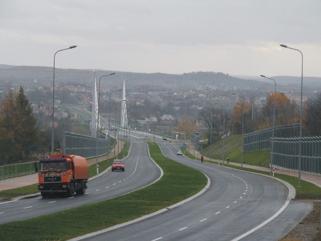 Budowa 3,84 km obwodnicy kosztowała 226,  6 mln złotych. Kolejne 16 mln złotych pochłonęły wydatki na odszkodowania i wykupy gruntów. Dofinansowanie z Unii Europejskiej wyniosło 187,2 mln złotych. Część pieniędzy pochodziła z rezerw rządowych.