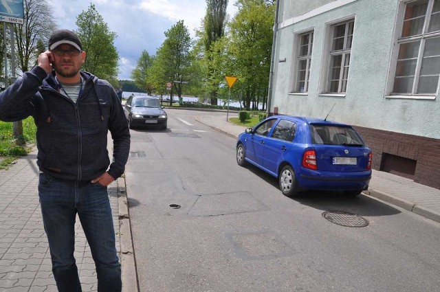 Marcin Chyl u wylotu ulicy Parkowej w Ordona koło archiwum, widać tu jak wąska to uliczka. 