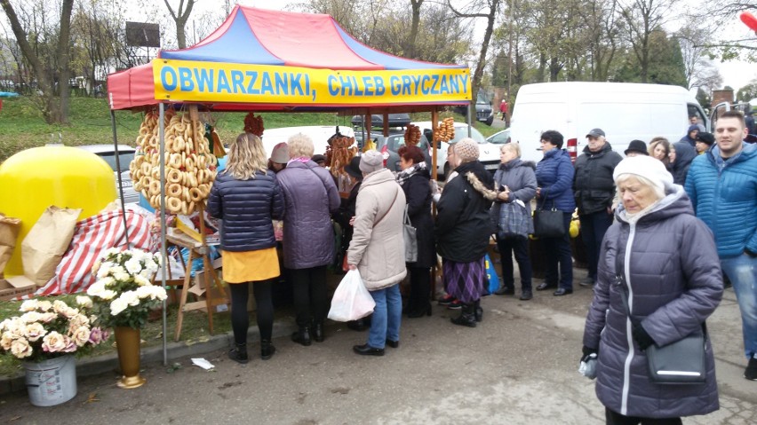 Stoiska odpustowe stanęły przy wielu cmentarzach w...