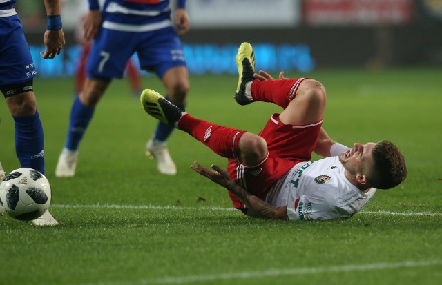 Śląsk Wrocław - Wisła Płock 0:3 [ZDJĘCIA z MECZU, 3.11.2018, LOTTO Ekstraklasa]. Chyba nikt się nie spodziewał takiej wpadki ekipy Tadeusza Pawłowskiego. Śląsk - grając przez większość meczu w przewadze - przegrał z Wisłą Płock 0:3 i znów oddalił się od grupy mistrzowskiej. Zobaczcie, jak ten mecz wyglądał okiem naszego fotoreportera. DO KOLEJNYCH ZDJĘĆ MOŻNA PRZEJŚĆ ZA POMOCĄ STRZAŁEK.