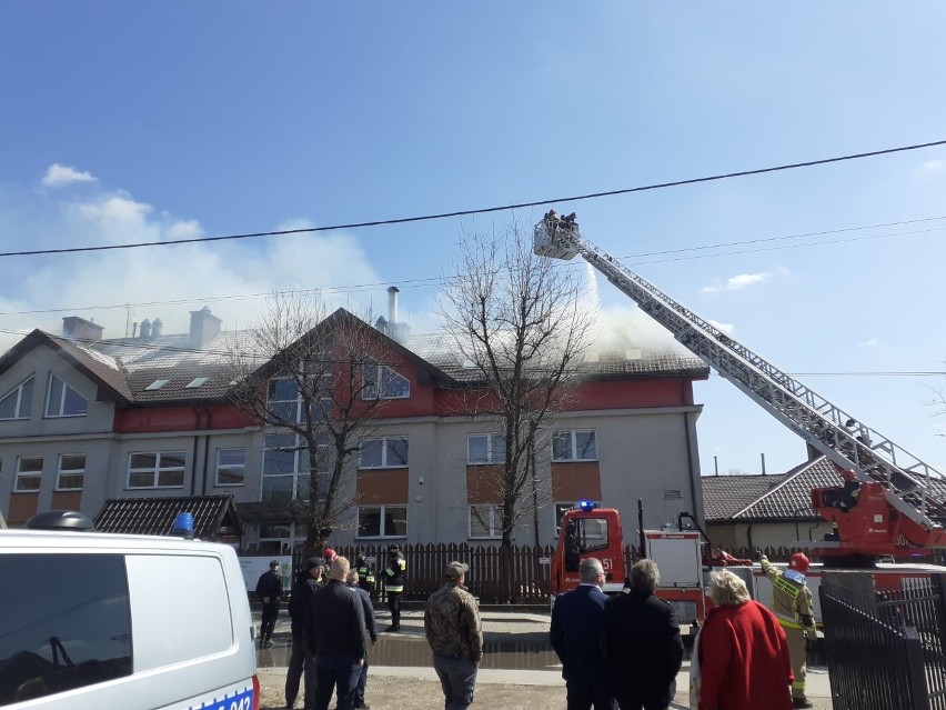 Palił się dach szkoły w Cedzynie koło Kielc. Na miejscu kilkanaście strażackich zastępów. Zobaczcie zdjęcia