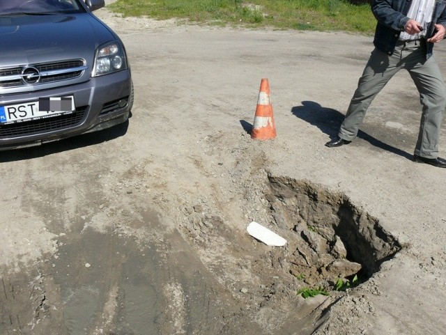 Dół, jaki powstał po zapadnięciu się ziemi pod ciężarem auta.