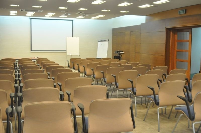 Dobrze wyposażona sala konferencyjna umożliwia organizację...