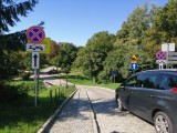 Zakaz zatrzymywania się na ulicy Staromiejskiej w Sandomierzu tylko w sezonie turystycznym   