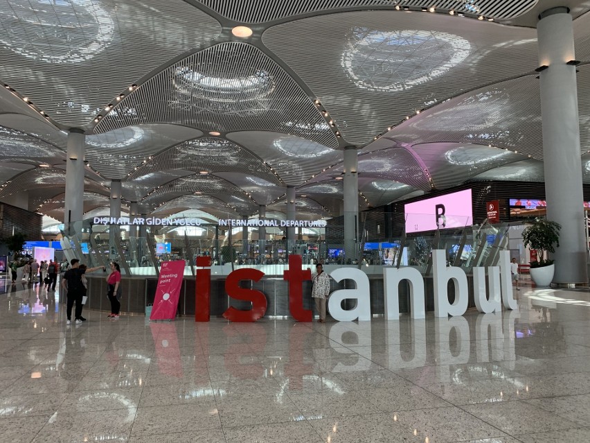 Nowe lotnisko Stambuł IST kusi luksusem i ma ambicję stać się największym portem lotniczym świata. To imponująca baza Turkish Airlines