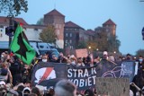 Protest w Krakowie. Zobacz transparenty protestujących. "JP2" ma nowe znaczenie