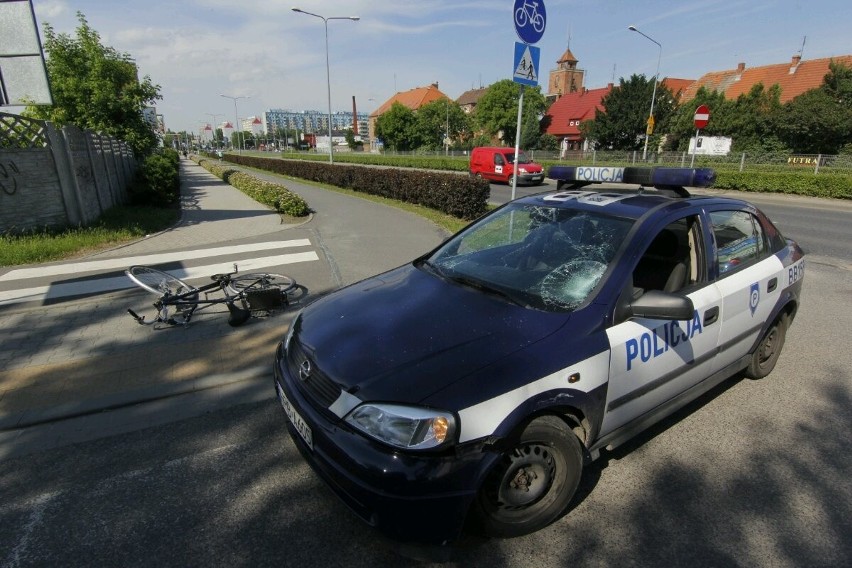 Wrocław: Radiowóz potrącił rowerzystę na ścieżce przy Borowskiej (ZDJĘCIA)