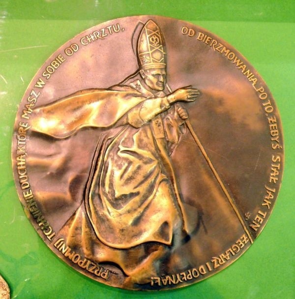 Jeden z medali z Janem Pawłem II.