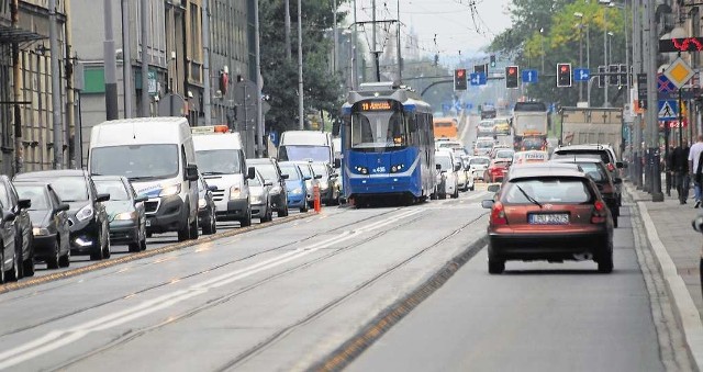Dzięki separatorom tramwaje przejeżdżają przez ulicę Kalwaryjską średnio w czasie 3-4 minut
