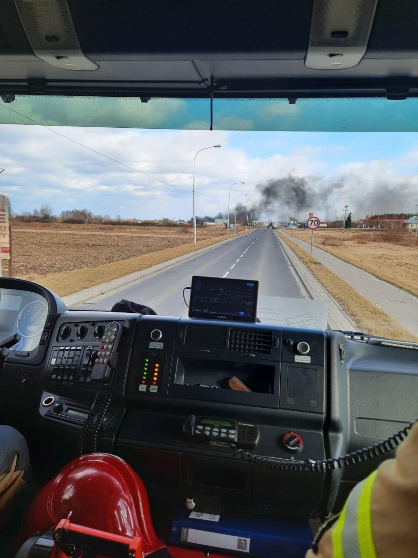 Pożar w Tarnobrzegu - Wielowsi. Spłonął bus, podkłady kolejowe i opony. W Orliskach płonęły nieużytki (ZDJĘCIA)