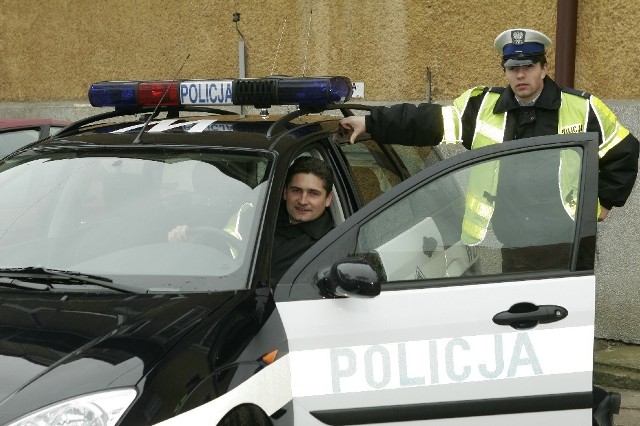 Na zdjęciu sierżant sztabowy Tomasz Michałowski (za kierownicą) i starszy posterunkowy Dariusz Konopacki. Cieszą się z nowych aut.