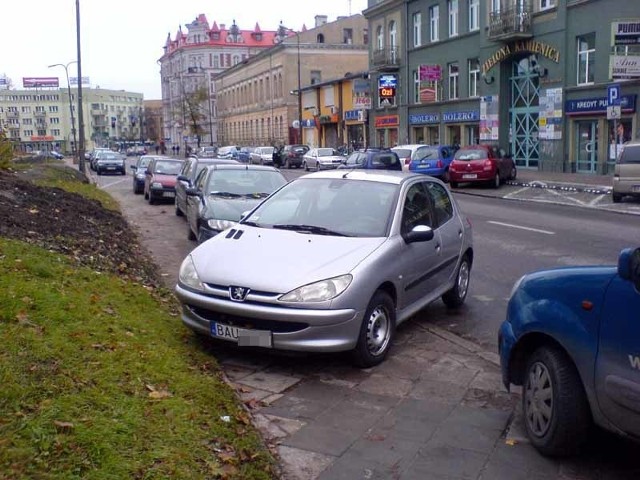 Kierowca srebrnego peugeot 207 tak zaparkował pojazd na całej szerokości chodnika.