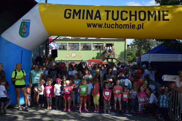 W Tuchomiu po raz dziewiąty odbyły się masowe biegi uliczne z cyklu „Tuchomska Pętla”. Ich najmłodsi uczestnicy mieli zaledwie po kilka lat. A najstarsi to zaawansowani seniorzy. I choć w poszczególnych biegach na dystansach od 60 do 5000 metrów była rywalizacja, to najważniejsze było samo uczestnictwo. Na koniec, niejako w finale, był marszobieg dla wszystkich na dystansie około 1250 metrów. Każdy uczestnik biegu otrzymał pamiątkowy medal, a najlepsi dodatkowo nagrody. Odbyło się także losowanie nagród rzeczowych wśród wszystkich uczestników. Na zawodników (po biegu) czekała pyszna grochówka, którą serwowała pani sołtys. W czasie zawodów zorganizowano także licytację na rzecz ciężko chorego Kuby. (ang)Więcej w piątkowym Głosie Bytowa/Miastka (Głos Pomorza)