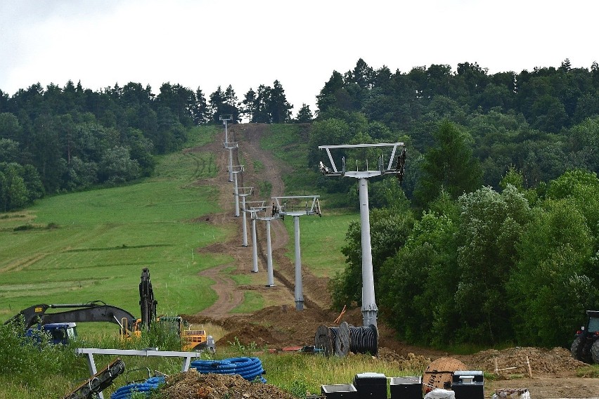 W Wańkowej w Bieszczadach budują nowy wyciąg narciarski. Powstanie tu całoroczne Centrum Turystyki Aktywnej i Sportu "Bieszczad-ski" [FOTO]