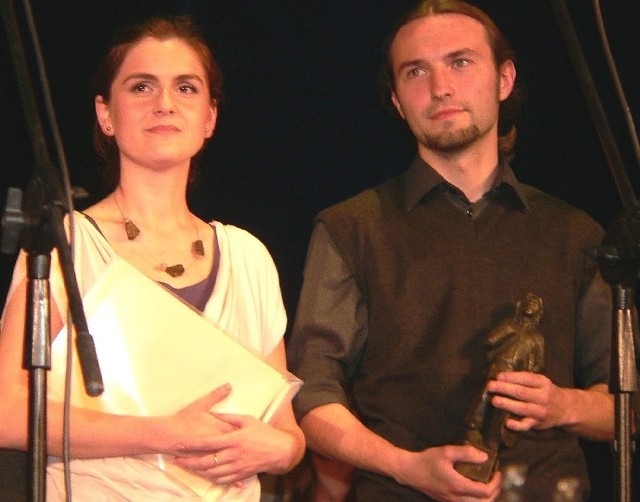 Zespół Chwila Nieuwagi - Martyna Kuczera i Andrzej Czech - zdobyli nagrodę Grand Prix 2010 buskiego festiwalu imienia Wojtka Belona.