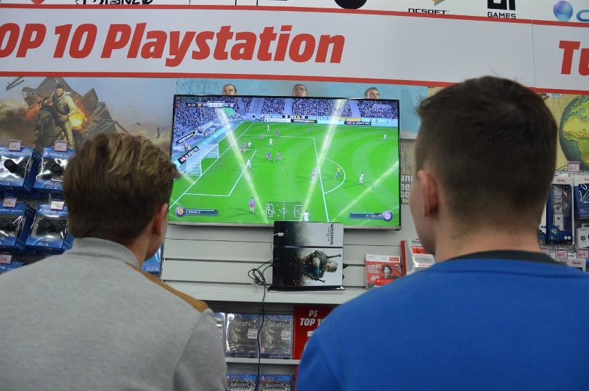 Turniej w grę FIFA 16 w słupskim Media Markt (zdjęcia)